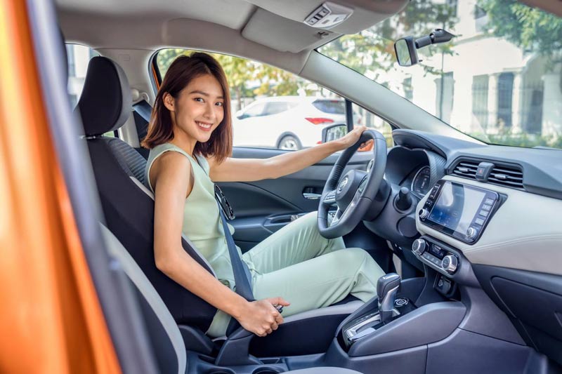 Khả Ngân cá tính và nổi bật cạnh mẫu xe Nissan Almera CVT cao cấp